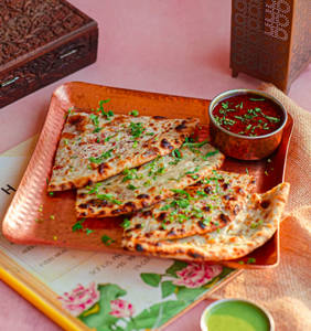 Mutton Keema Naan With Gravy