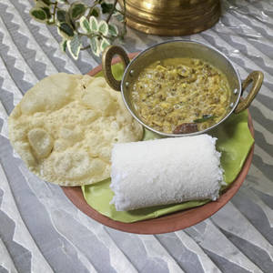 Puttu With Payaru Curry & Pappadam