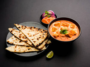 2pc Butter Naan With Paneer Makhani