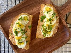 Chilli Mayo Egg Open Sandwich