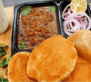 Chatpate Chole With Poori