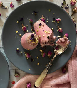Pista Rose Petal Kulfi Roll (Slice 100 gms)