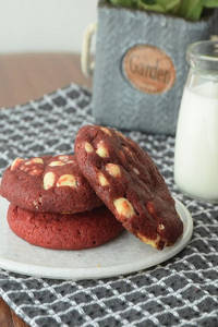 Redvelvet White Chocolate Cookies (1pc)