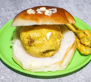 Butter vada pav