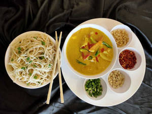 Veg Burmese Khow-suey With Burnt Garlic Noodle