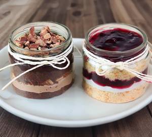 Kitkat n blueberry jar cakes
