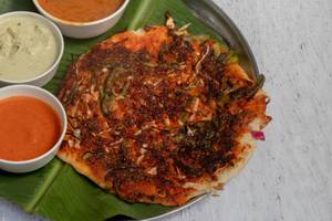 Chilli Uttapam (Served With White Chutney, Laal Chutney And Sambhar)