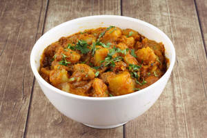 3 Motorshutir Kochuri With Aloo Dom [4 Pcs] And Misti