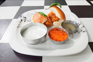 Vadapav with Sweet Curd [2pcs]