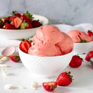 Strawberry ice cream [1 scoop]