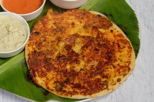 Masala Uttapam (Served With White Chutney, Laal Chutney And Sambhar) 