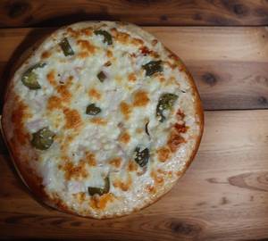 Cheese jalpeno paneer pizza