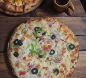 Cheese onion black olive pizza