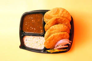 Chole + Raita + Aachar + Poori(4Pcs)