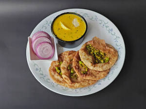 Matar Ki Poori Dahi Wale Aloo Combo
