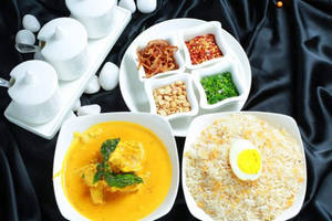 Veg Burmese Khow-suey With Burnt Garlic Rice