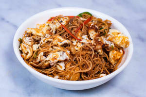 Egg Fried Noodles  (650-700 Gm Apx)  + Cold Beverage