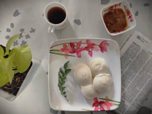 Idli [4 Pieces] With Chicken Curry [2 Pieces]