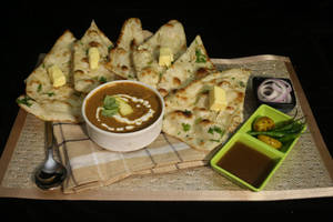 Butter Naan With Dal Makhani / Chole