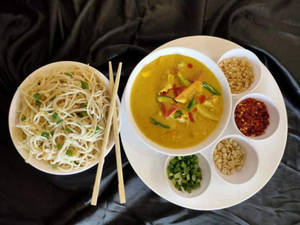 Veg Burmese Khow-suey With Burnt Garlic Noodle