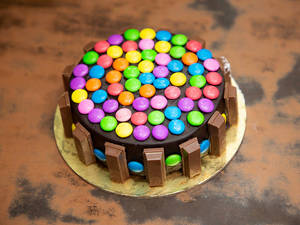 Kitkat Cake (online)