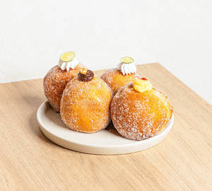 Assorted Box Of 4 Doughnuts