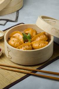 Chicken Tikka Momo with Momo Chutney