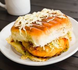 Hatke cheese and onion vadapav