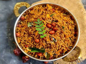 Puliyogare With Green Chutney