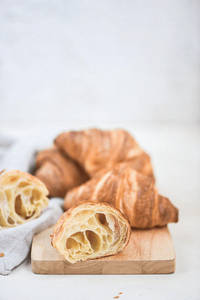 Box Of 2 Butter Croissants  (egg)