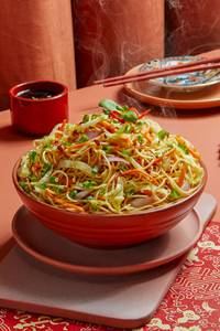 Veg Chilli Garlic Noodles - Half (500 ml).