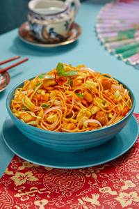 Chicken Schezwan Noodles - Half (500 ml)