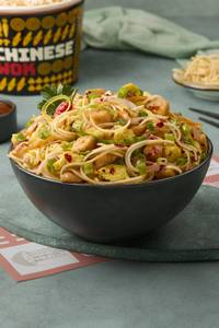 Chicken Chilli Garlic Noodles - Half (500 ml).