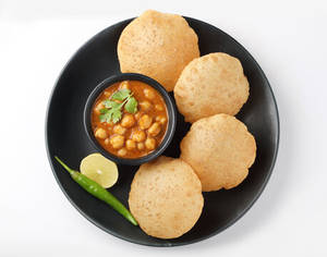 Chole Poori (4 Pcs)