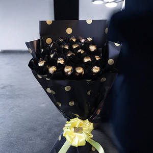 Hand Crafted Classic Bouquet With 20 Chocolates