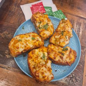 Paneer Tikka Garlic Bread  