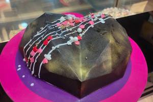 Heart Shape Pinata Cake [700 Grams]