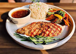 Grilled Chicken Platter In Peri Peri Sauce