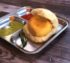 City jumbo vada pav