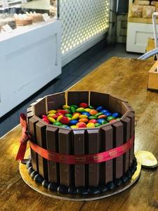 Kitkat gems cake [1 kg]                   