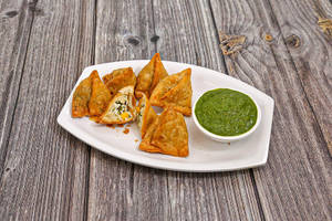 Paneer Capsicum Samosa [250 Grams, 10 Pieces]