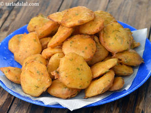 AALOO KE BHAJIYE (Serves 2)