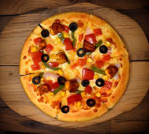 Deluxe chicken pizza