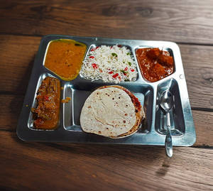 Yellow Daal+ Rajma+ Rice+4 Roti+ Salad