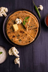 Gobhi Paratha With Curd & Pickle