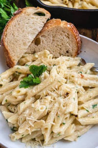 Alfredo Pasta With Garlic Bread [2 Pieces]