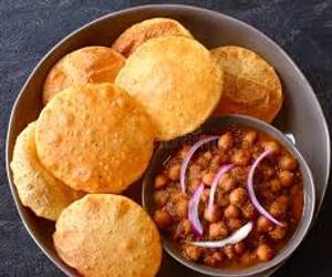 Chole Poori with 8 Poori