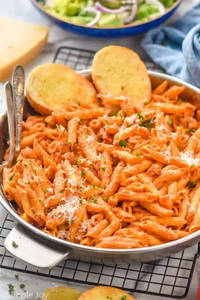 Mixed Creamy Sauce Pasta With Garlic Bread [2 Pieces]