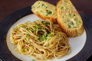 Aglio Olio Peperoncino Pasta With Garlic Bread [2 Pieces]