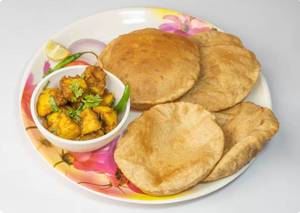 4 puri with aloo gravy